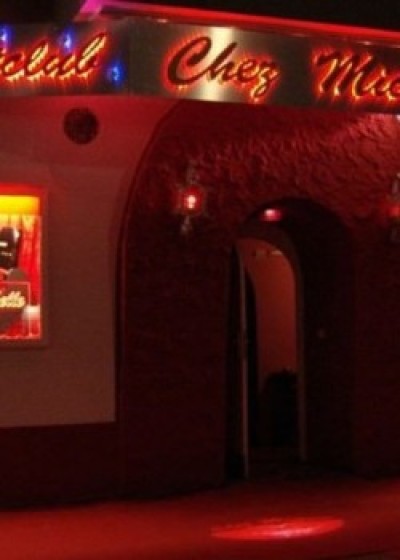 47_73_eingang-nachtclub-chez-michelle_thb_thm